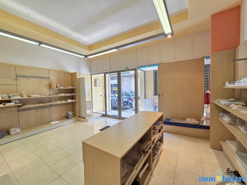 Ampio locale commerciale